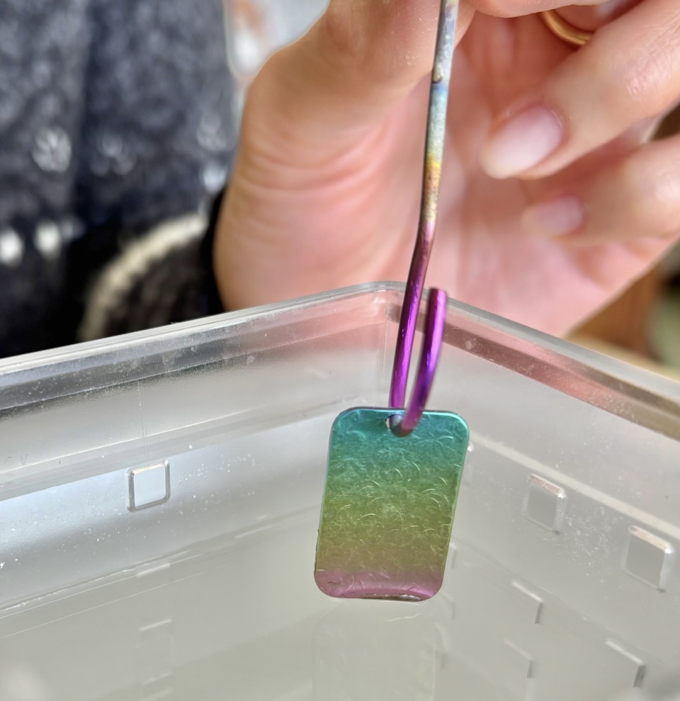 �F�������H���ɂ��Ȃ���A�d�C�𗬂��ĐF�𒅂��Ă����܂��B